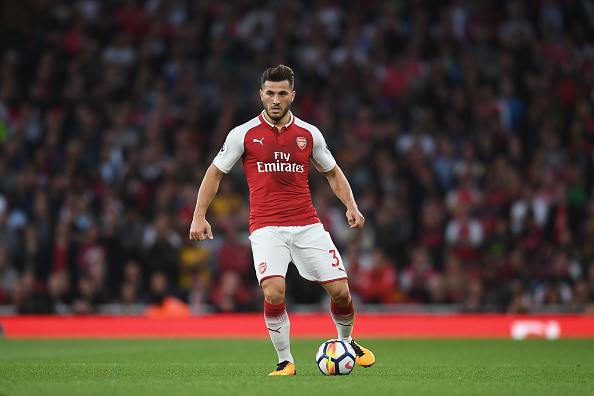 9. Sead Kolasinac (Schalke tới Arsenal/miễn phí): Sở hữu tốc độ và nguồn thể lực sung mãn, Kolasinac nhanh chóng chứng tỏ mình là một mảnh ghép hoàn hảo cho sơ đồ 3-4-2-1 của Arsenal. Tuyển thủ Bosnia ngoài việc đảm đương tốt vị trí nơi hành lang cánh trái, anh còn có khả năng lùi sâu chơi như một trung vệ trong bối cảnh Pháo thủ thiếu người.