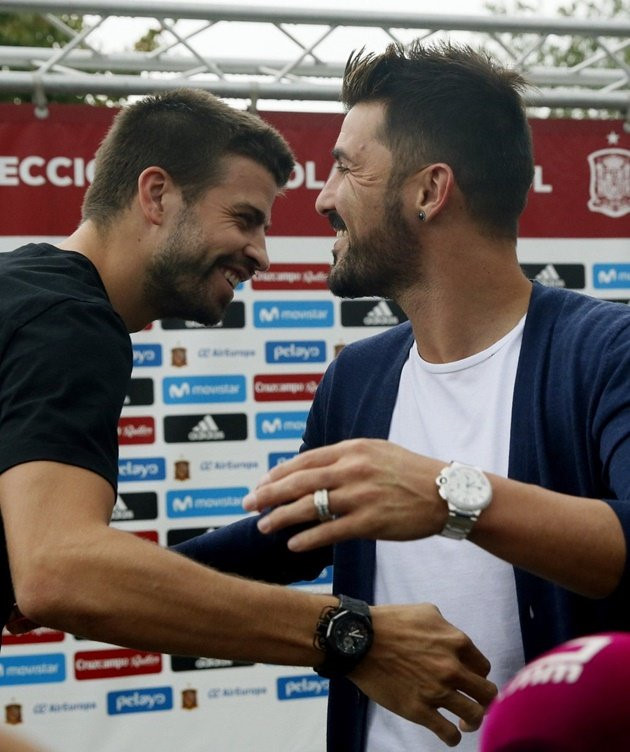 Villa ôm chào hỏi đồng đội cũ Gerard Pique.