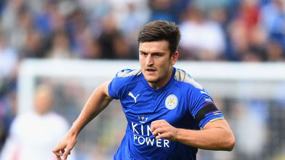 Harry Maguire | Leicester City: Tân binh của Leicester đang thể hiện phong độ ấn tượng ở đội bóng mới. Anh được vinh danh ở vòng đầu Premier League với pha làm bàn ấn định chiến thắng trước Brighton. Maguire cũng là điểm sáng duy nhất của Leicester trong trận thua 0-2 trước Man Utd vòng vừa rồi.