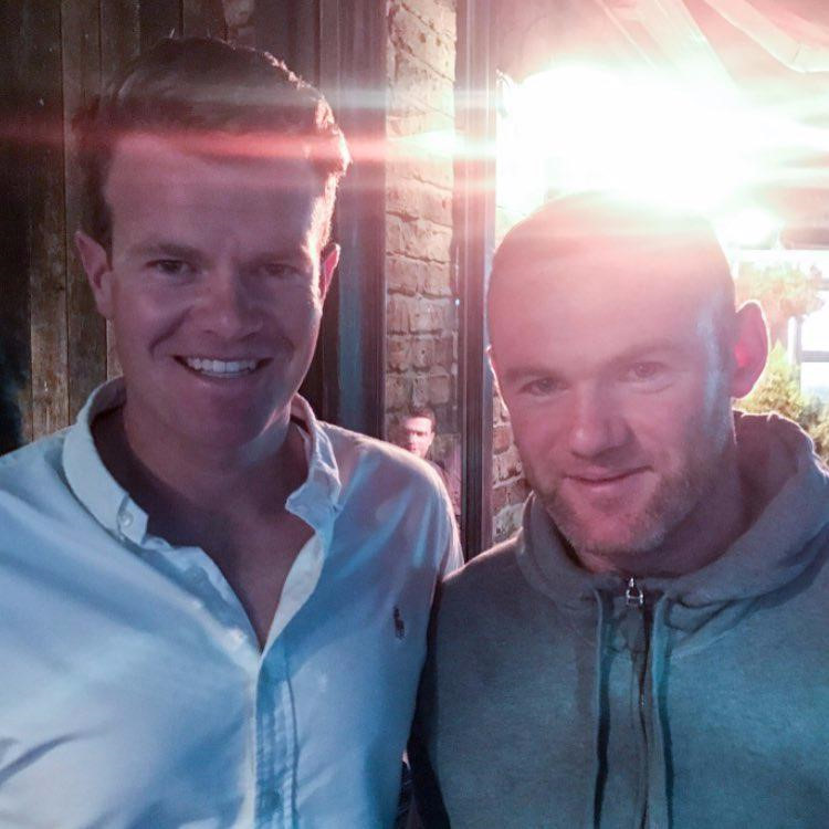 Rooney chụp ảnh với VĐV môn cricket, Jack McIver, bên trong quán Bubble Room. Chiếc áo Rooney mặc trong ảnh này hoàn toàn giống với chiếc áo trong ảnh người đại diện đón về từ đồn cảnh sát.