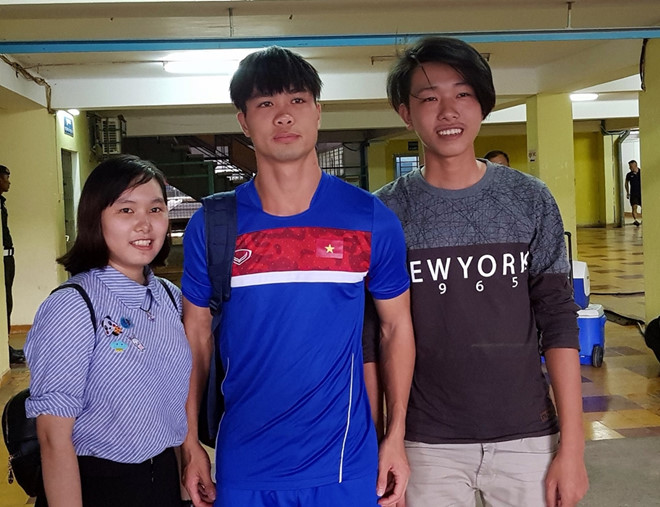 CĐV tuổi teen chờ 5 tiếng để được gặp Công Phượng vào chiều 3/9.