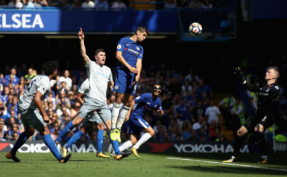 Alvaro Morata (tiền đạo, Chelsea): Có sự nghi ngờ về khả năng hòa nhập của chân sút người Tây Ban Nha ở Premier League. Tuy nhiên, chỉ sau 3 vòng đấu, anh chứng tỏ hoàn toàn có thể thành công tại xứ sở sương mù. Morata ghi 2 bàn và thực hiện 2 pha kiến tạo cho Chelsea.