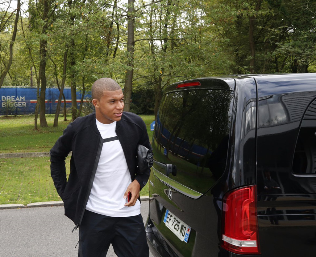 Khoảng 21 giờ ngày 4/9 theo giờ Việt Nam, chân sút trẻ Kylian Mbappe đã có mặt ở trung tâm huấn luyện của PSG. Tuyển Pháp vừa kết thúc đợt tập trung thi đấu vòng loại World Cup 2018 nên Mbappe đã được rời khỏi đại bản doanh đội tuyển để trở về CLB.