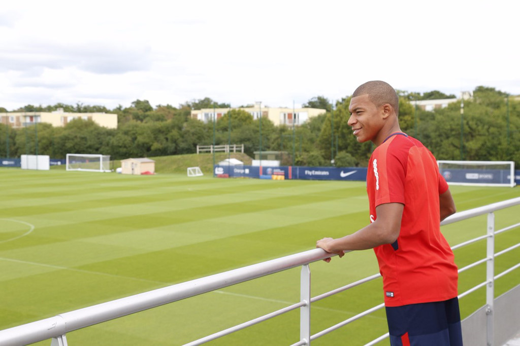 Sát thủ trẻ tuổi đi dạo một vòng quanh khu tập huấn. Trong đợt tập trung vừa qua, Mbappe ghi 1 bàn cho ĐT Pháp.