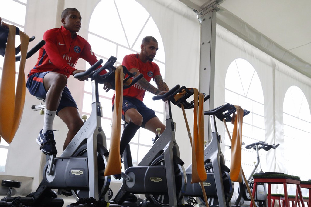 Mbappe làm quen với cơ sở vật chất PSG, bên cạnh anh là người đồng hương Layvin Kurzawa.