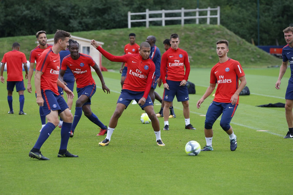 Do phần lớn các cầu thủ đội 1 đang tập trung cùng ĐTQG nên Mbappe tập với đội trẻ. Hôm 31/8, PSG chính thức công bố chiêu mộ chân sút sinh năm 1998. Kylian Mbappe đầu quân PSG theo dạng cho mượn kèm điều khoản mua đứt sau khi mùa giải 2017/18 kết thúc với giá 180 triệu euro. Đây là điều khoản bắt buộc nên PSG sẽ phải thực hiện, bất chấp phong độ của tiền đạo trẻ người Pháp có ra sao.