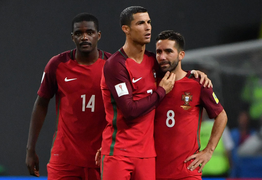 Bồ Đào Nha (vô địch châu Âu): Cristiano Ronaldo cùng đồng đội đang đứng thứ 2 ở bảng B với 21 điểm sau 8 vòng đấu, kém Thụy Sỹ 3 điểm. Ở lượt đấu áp chót diễn ra đầu tháng 10, Bồ Đào Nha làm khách trên sân của Andorra, còn Thụy Sĩ tiếp Hungary. Ở lượt cuối, hai đội sẽ chạm trán trực tiếp tại Bồ Đào Nha. Do Bồ Đào Nha gần như cầm chắc chiến thắng trước đội bóng nhược tiểu Andorra, màn đại chiến Bồ Đào Nha vs Thụy Sĩ ở lượt 10 sẽ là chung kết của bảng đấu.