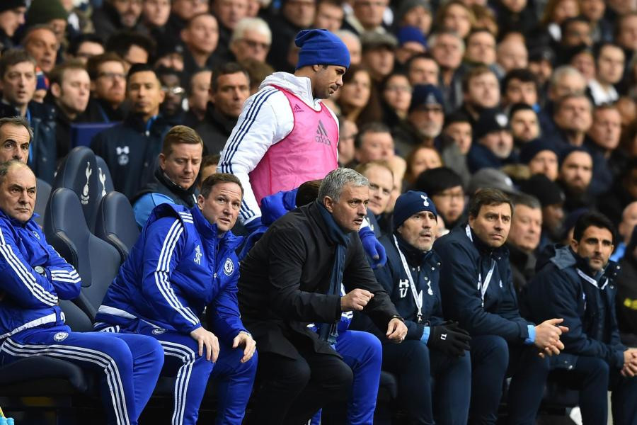 29/10/2015: Costa bực tức ném áo tập về phía Jose Mourinho do không được huấn luyện viên người Bồ Đào Nha cho vào sân thi đấu. Tuy nhiên, Mourinho vẫn lên tiếng bảo vệ cậu học trò: "Nếu cậu ấy có ý làm tổn thương tôi thì không chỉ dừng ở cái áo tập đâu. Tôi với Costa có mối quan hệ rất tốt". Ít lâu sau, Mourinho bị sa thải và có tin đồn Costa là người đâm sau lưng cựu huấn luyện viên Real.