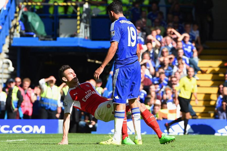 19/9/2015: Một cuộc ẩu đả giữa Diego Costa và Laurent Koscielny nhưng kết thúc bằng tấm thẻ đỏ cho... Gabriel Paulista do bị tiền đạo người Tây Ban Nha gài bẫy. Sau trận đấu, huấn luyện viên Wenger bực tức gọi Costa là "nỗi ô nhục" của bóng đá.