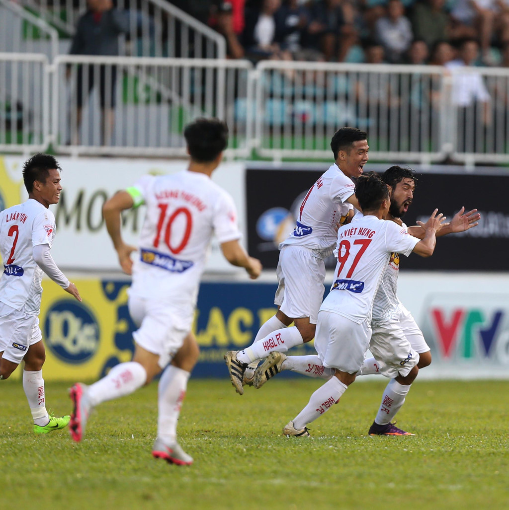 Trận lượt đi, HAGL vất vả mới kiếm được trận hòa trên sân Quảng Ninh. Nhưng ở lượt về, họ đã chơi lấn lướt hơn hẳn. Phút 25, trung vệ Marcelinho Motta tung cú sút xa hiểm hóc ghi bàn cho HAGL.