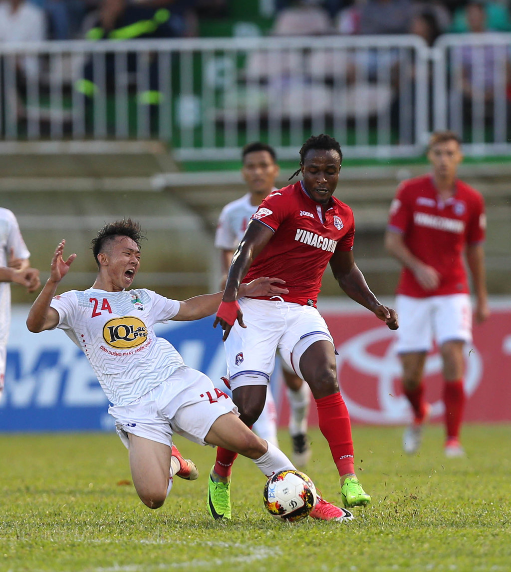 Tiền vệ Châu Ngọc Quang đá cặp cùng Triệu Việt Hưng ở tuyến giữa. Anh chơi rất xông xáo, hiệu quả trong tấn công lẫn phòng ngự. Cựu cầu thủ của U23 Việt Nam khiến đối thủ không thể có nhiều bóng để tấn công trong phần lớn thời gian của trận đấu.