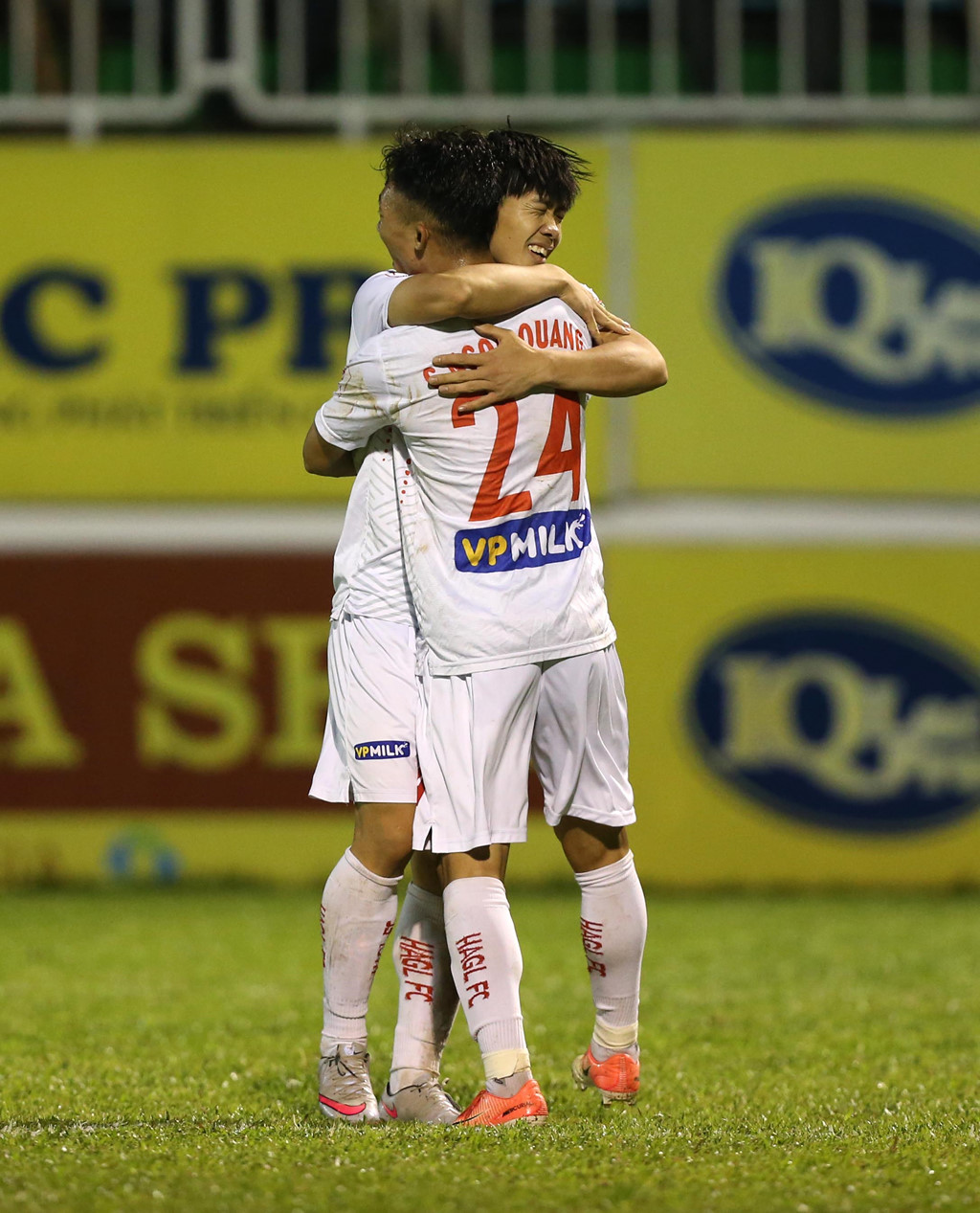 Cũng như trận lượt đi, Châu Ngọc Quang làm rất tốt nhiệm vụ ghi bàn. Cuối hiệp 1 và đầu hiệp 2, tiền vệ này có 2 pha lập công giúp HAGL vươn lên dẫn 3-0.