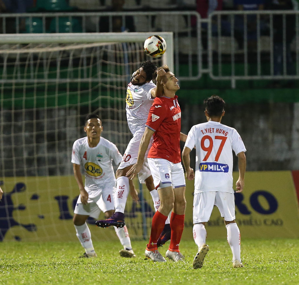 Sau 2 trận thua Cần Thơ và Thanh Hóa trước đó, HAGL thể hiện bộ mặt khác hẳn, đặc biệt ở khả năng tấn công. Một số cầu thủ trở về từ đội U22 Việt Nam chơi không quá hay nhưng điều đó không ảnh hưởng đến sức mạnh của đội bóng phố Núi.