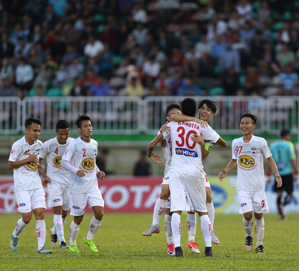 Nhưng khi trận đấu chỉ còn 4 phút, Hoàng Thanh Tùng có pha ghi bàn trên chấm 11 m, giúp HAGL thắng chung cuộc 4-2. Đây sẽ là đà tâm lý thuận lợi giúp đội chơi tốt hơn trong thời gian tới.