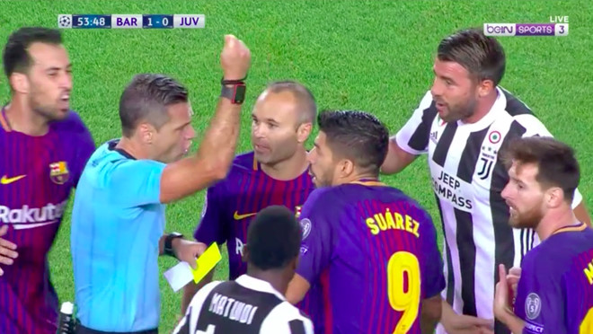 Tuy nhiên thay vì cảnh cáo tiền vệ của Juventus, vị trọng tài người Slovenia đã rút thẻ vàng dành cho Lionel Messi vì lỗi "kêu ca". Nhưng theo nhận định của tờ Marca, chân sút người Argentina vẫn rất may mắn vì trọng tài Damir Skomina đã bỏ qua hành vi túm áo và kéo giật lại của anh trước đó. Những phản ứng của cầu thủ với trọng tài điều khiển trận đấu thường sẽ phải nhận án phạt rất nặng nếu hành vi đó được đưa vào trong báo cáo sau trận đấu.