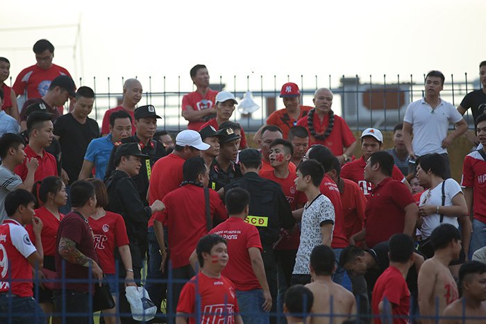 Lực lượng an ninh thu những băng rôn cổ vũ trên khán đài.