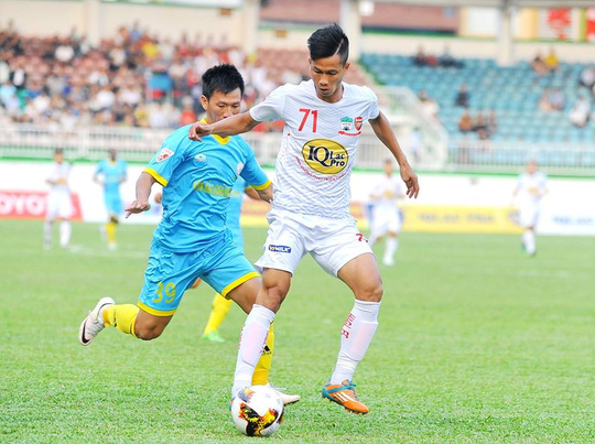 Khán giả ngày càng thất vọng với cách dụng quân của HLV trưởng HAGL Nguyễn Quốc Tuấn, khiến đội bóng phố núi thua nhiều trận ngớ ngẩn.