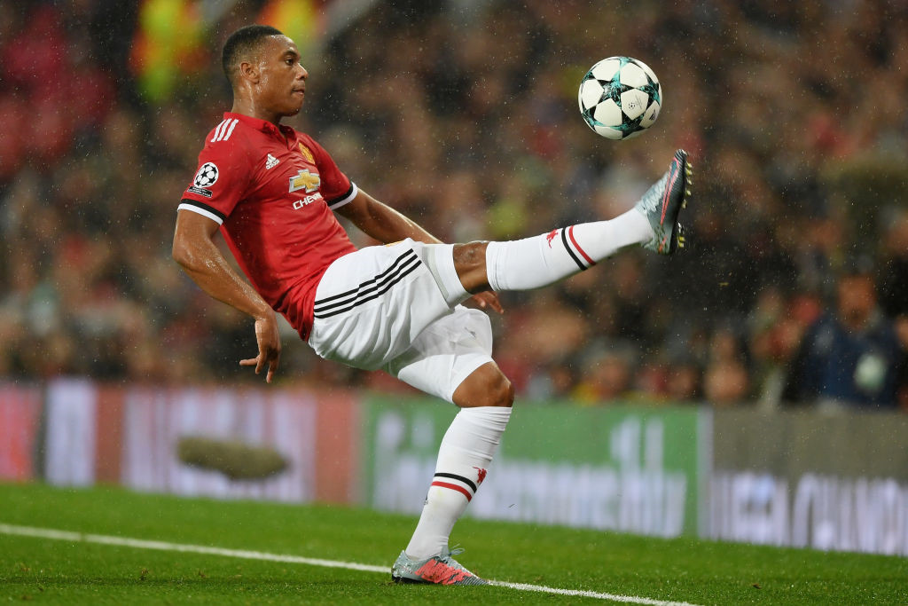 Chạy cánh Anthony Martial (Manchester United): Sau một mùa giải sa sút phong độ vì những bê bối đời tư, bản hợp đồng trị giá 36 triệu bảng của MU đang trở lại vô cùng ngoạn mục. Anthony Martial đặt dấu giày ở một phần 3 tổng số bàn thắng của "Quỷ đỏ" trên mọi đấu trường mùa này và nhận được vô số lời khen ngợi từ HLV Jose Mourinho.
