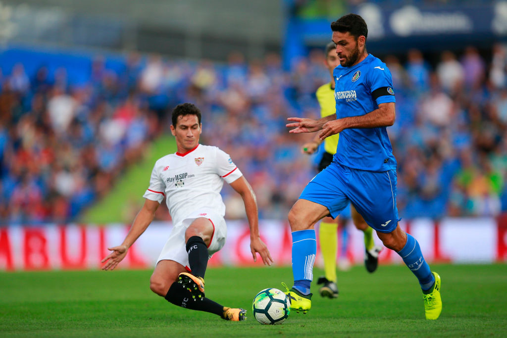 Tiền vệ Ganso (Sevilla): Từng được rất nhiều CLB lớn tại châu Âu để mắt nhưng phải đến năm 2016, Ganso mới chịu rời xa quê nhà Brazil để phát triển sự nghiệp. Mùa giải đầu tiên tại Sevilla diễn ra khá khó khăn khi anh chỉ có vỏn vẹn 6 lần ra sân. Tuy nhiên, mọi chuyện đã khác hẳn ở La Liga năm nay. Ngôi sao sinh năm 1989 đã ra sân 5 lần, ghi 2 bàn và để lại dấu ấn đậm nét trong lối chơi của nhà cựu vô địch Europa League.