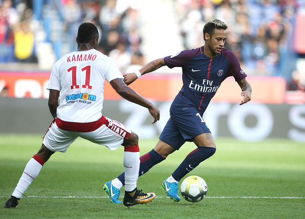 1. Qua người thành công nhiều nhất (46 lần): Chỉ Neymar và Messi có trên 40 lần qua người thành công ở 5 giải quốc gia hàng đầu châu Âu mùa bóng này. Cụ thể, Neymar có 46 lần còn Messi 41 lần.
