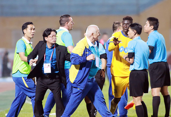 Và các đội bóng cũng chẳng hiền lành gì.