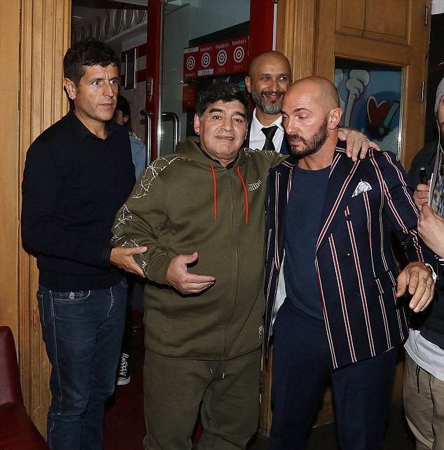 Huyền thoại bóng đá người Argentina Diego Maradona rời nhà hàng Marcellaio Roberto Costa ở đường Old Brompton tại London.