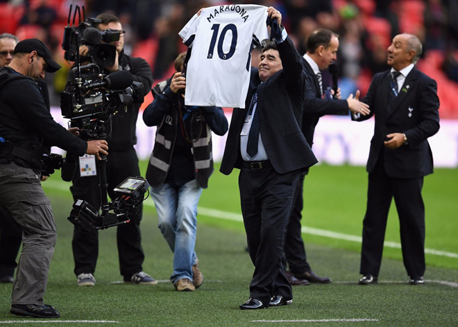 Diego Maradona vui mừng nhận món quà từ ban lãnh đạo Tottenham là áo đấu số 10.