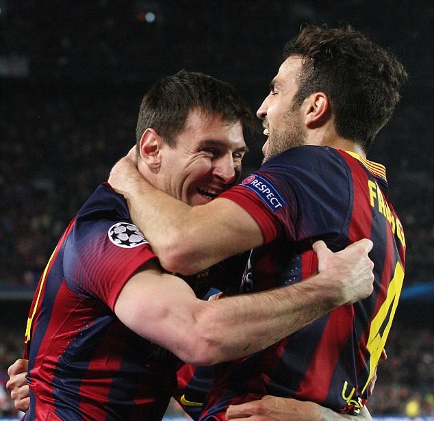 M10 và F4 bằng tuổi nhau, cùng trưởng thành từ lò đào tạo CLB Barcelona. Hai người có 3 năm khoác chung màu áo Los Blaugrana, cùng giành 6 danh hiệu.