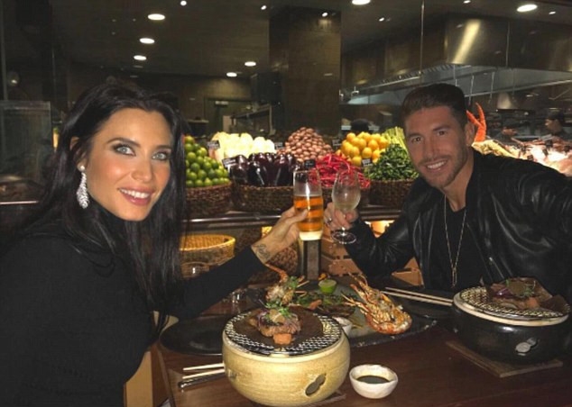 Cũng lưu lại London sau gala The Best giống Messi là trung vệ Sergio Ramos. Anh đưa người tình Pilar Rubio đi ăn tối ở London, chụp ảnh và đăng kèm chú thích: "Bữa tối với tình yêu của tôi."