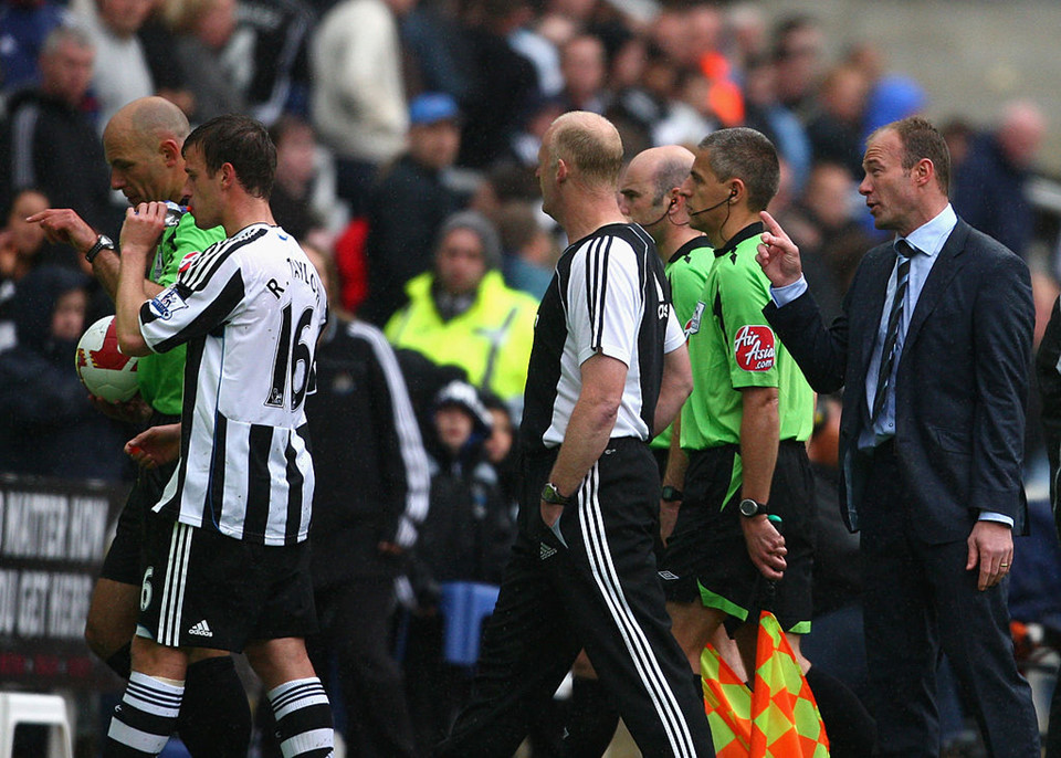 Alan Shearer chỉ có 2 điểm sau 5 trận cầm quân đầu tiên. Ông giành chiến thắng khi đánh bại Middlesbrough với tỷ số 3-1. Đáng tiếc là thất bại trong 2 trận cuối mùa giải 2008/09 khiến Newcastle phải xuống chơi ở Championship. Đây cũng là lần đầu "Chích chòe" tụt hạng kể từ khi góp mặt tại giải đấu cao nhất nước Anh vào năm 1993.