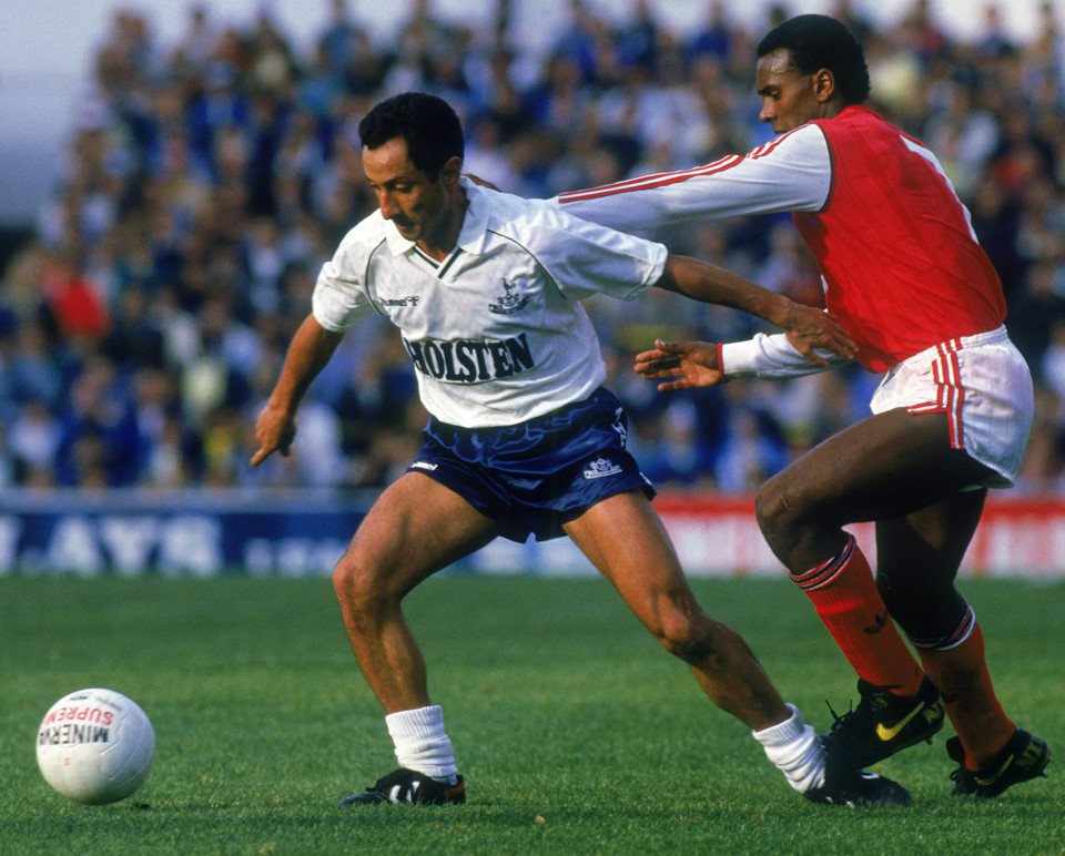 Ossie Ardiles (Tottenham): Ông thi đấu 221 trận cho đội bóng thành London tại giải vô địch quốc gia Anh trong giai đoạn 1978-1988. Cựu tuyển thủ người Argentina được người hâm mộ Tottenham nhớ đến là tiền vệ kỹ thuật.