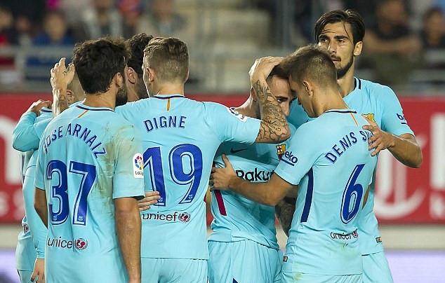 Trái ngược với hình ảnh đẹp trên sân cỏ, các cầu thủ Barca lại thể hiện ý thức quá tệ trong phòng thay đồ sau trận đấu.