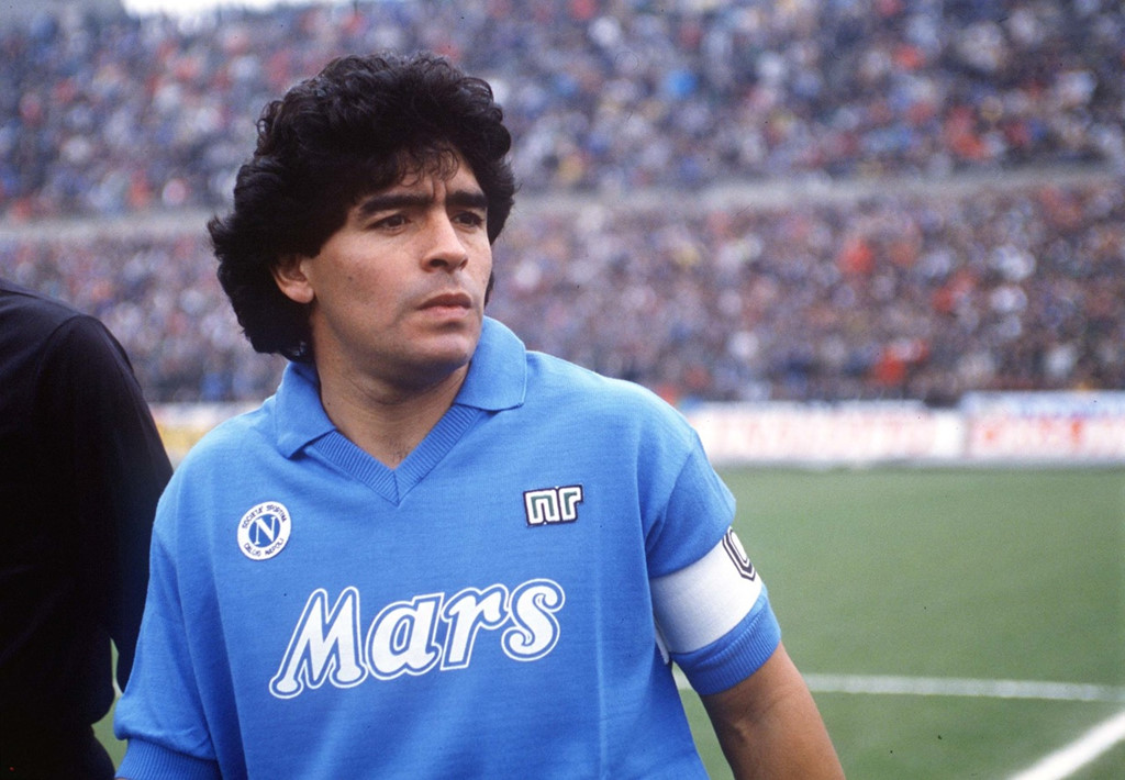 Diego Maradona - 94 triệu bảng (nếu ở tuổi 24). Con số Sportbible đưa ra hơi phi lý. Maradona được mệnh danh "Cậu bé vàng" bóng đá Argentina, với kỹ thuật và độ tinh quái không thua kém bất kỳ tên tuổi xuất sắc nào. Trong đội hình vĩ đại nhất mọi thời, Maradona luôn có một chỗ đứng nhất định. Tuy nhiên, nếu thi đấu những ngày này, huyền thoại Argentina sẽ chỉ có giá ngang với Romelu Lukaku khoác áo Manchester United ở tuổi 24.
