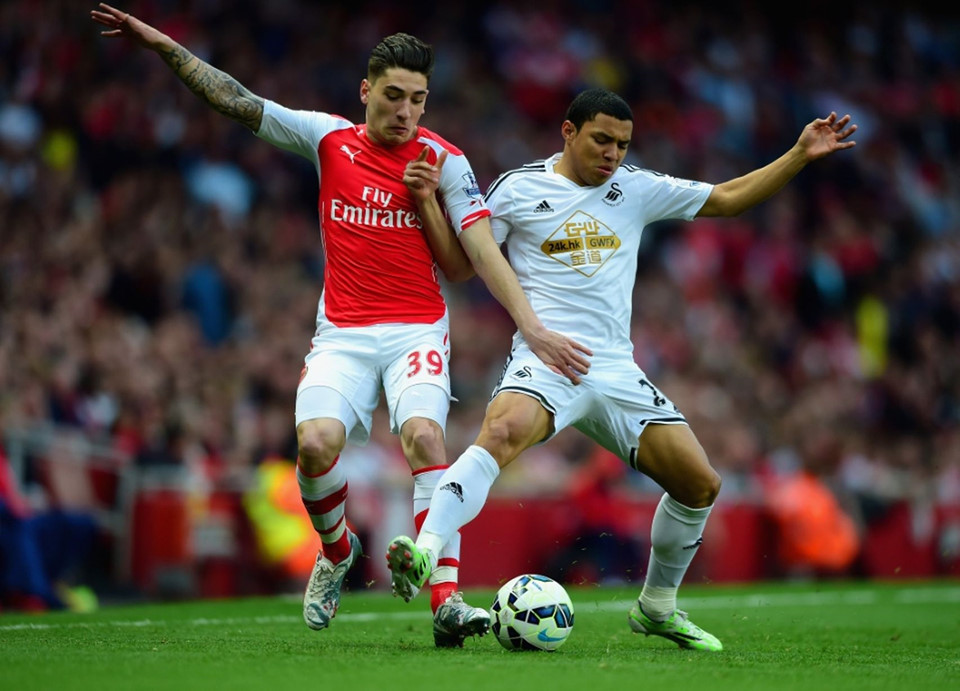 Swansea từng đả bại Arsenal 3 lần tại Emirates ở Premier League. Thành tích này chỉ kém Chelsea (4 lần). Olivier Giroud đã góp dấu giày vào 5 bàn (3 bàn 2 kiến tạo) trong 7 trận gần nhất Arsenal đối đầu với Swansea.