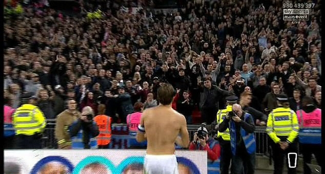 Vui mừng với chiến tích không tưởng trên sân Wembley, đội trưởng Mark Noble của West Ham cởi phăng áo đấu và tiến tới khán đài dành tặng cho các cổ động viên.