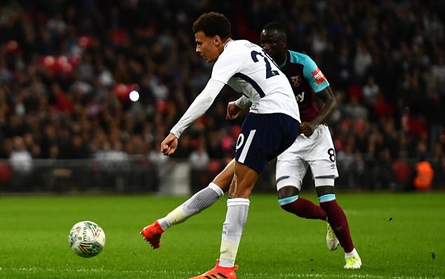 Ở trận đấu trước đó, Moussa Sissoko và Dele Alli đã giúp Tottenham có lợi thế không nhỏ khi ghi 2 bàn thắng vào lưới West Ham trước khi hiệp 1 khép lại.