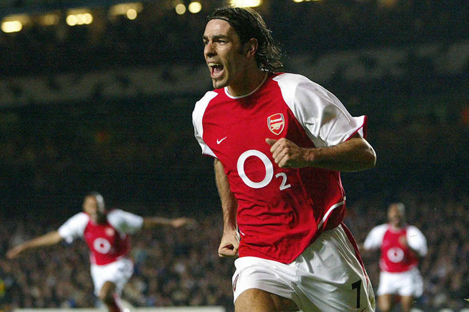 1. Robert Pires: Trong quãng thời gian khoác áo Arsenal từ năm 2000-2006, Pires đã giành 3 chức vô địch FA Cup, 2 Premier League và một lần cùng các Pháo thủ lọt vào trận chung kết Champions League. Anh là nhân tố chủ chốt đưa Arsenal lên ngôi tại Ngoại hạng Anh mùa giải 2003/04 với thành tích bất bại. 6 năm khoác áo Arsenal và thật ngẫu nhiên khi huyền thoại người Pháp cũng được cổ động viên bình chọn là cầu thủ xuất sắc thứ 6 trong lịch sử đội bóng.