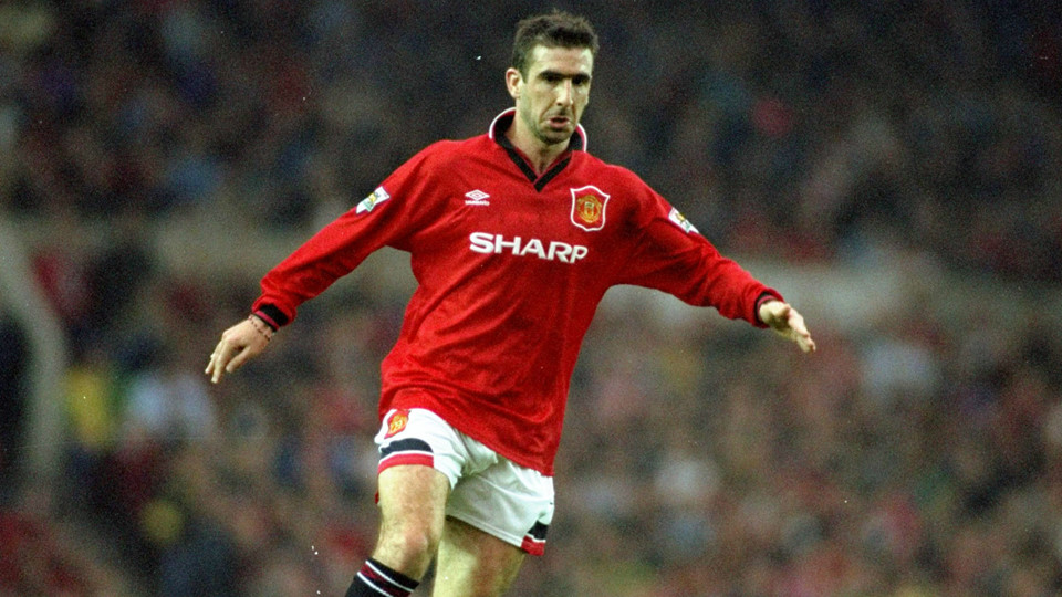 2. Eric Cantona: Một trong những nhân vật được tôn sùng nhất tại sân Old Trafford khi các cổ động viên Quỷ đỏ thậm chí còn gọi ông bằng cái tên "Vua Eric". Tiền đạo người Pháp là sự pha trộn đầy quyến rũ giữa nổi tiếng và tai tiếng. Ngày 25/1/1995, Cantona thực hiện một cú kungfu để đời vào một cổ động viên vì dám chế giễu anh. Sau 143 lần ra sân trong 5 năm phục vụ MU, tiền đạo người Pháp ghi 64 bàn, giành 4 danh hiệu Premier League, 2 FA Cup và 3 Community Shield.