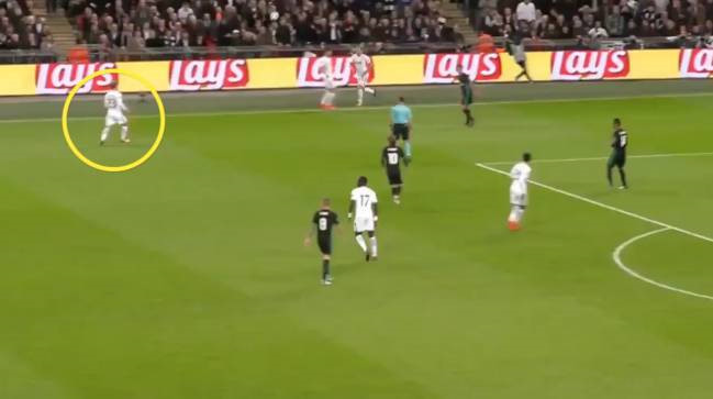 Eriksen thoải mái không bị ai theo kèm.