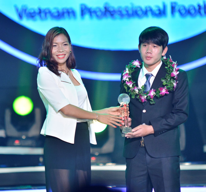 Minh Vương nhận giải cầu thủ trẻ xuất sắc tại V-League 2013.