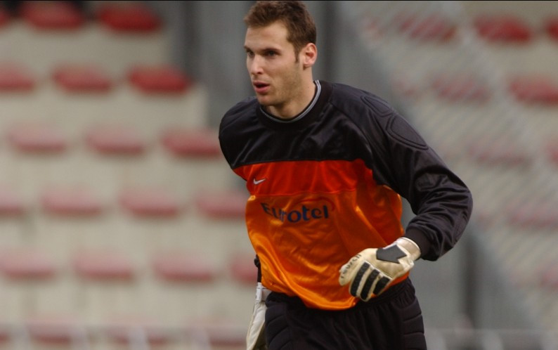 10. Petr Cech (Sparta Prague, 19 tuổi 3 tháng 29 ngày): Ngay trong trận đầu ra mắt tại Champions League năm 2001, thủ thành trẻ người CH Czech đã phải đối mặt với Bayern Munich hùng mạnh. Tuy nhiên màn trình diễn ấn tượng của Cech đã giúp Sparta Prague có được trận hòa không bàn thắng ngay tại Allianz Arena.
