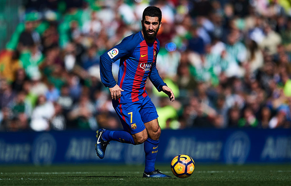 Arda Turan (cánh trái, Barca): Chấn thương khiến anh không có phong độ tốt trong màu áo đội bóng xứ Catalan. Sau khi Neymar rời Barca, tuyển thủ người Thổ Nhĩ Kỳ hy vọng ra sân thường xuyên. Tuy nhiên, khi ban lãnh đạo ký hợp đồng với Ousmane Dembele và Gerard Deulofeu, cầu thủ 30 tuổi này có ít cơ hội đá chính.