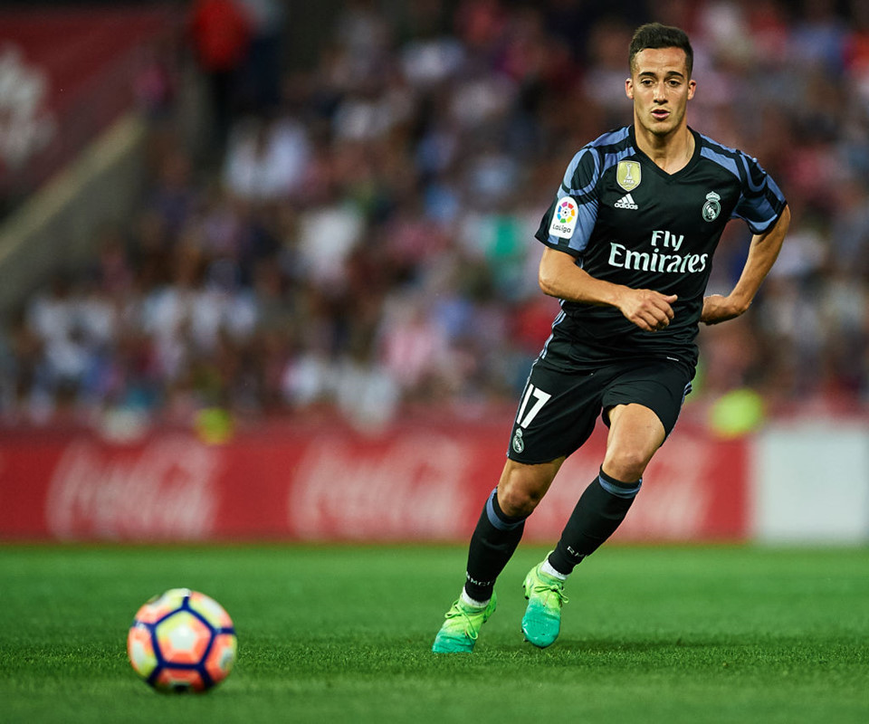 Lucas Vazquez (cánh phải, Real): Mùa trước, anh thi đấu 50 trận cho "Los Blancos", nhưng có tới 30 lần vào sân từ ghế dự bị. Lucas chứng tỏ khả năng khi ghi 4 bàn thắng và thực hiện 10 pha kiến tạo trong khoảng thời gian Gareth Bale chấn thương. Mùa này, anh đang có cơ hội ra sân nhiều hơn do Bale tiếp tục vắng mặt. Tuy nhiên, khi ngôi sao người xứ Wales trở lại, Lucas sẽ có ít cơ hội góp mặt trong đội hình xuất phát.