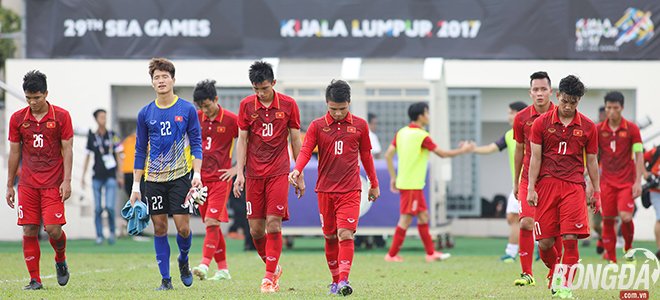 Mỗi khi cầu thủ Việt chơi không tốt, ngay lập tức có hàng loạt chỉ trích ác nghiệt không liên quan đến chuyên môn.
