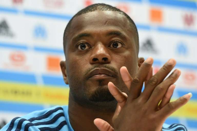 Sau tất cả không một ai lên tiếng bảo vệ Patrice Evra.