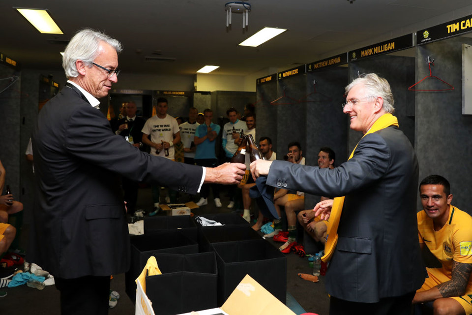 Giám đốc điều hành LĐBĐ Australia, ông David Gallop và chủ tịch Steven Lowy cụng chai trong phòng thay đồ của đội tuyển.