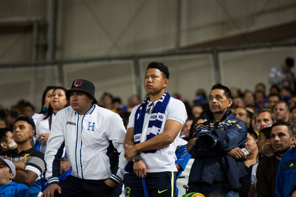 CĐV Honduras buồn rầu trên khán đài sân ANZ.