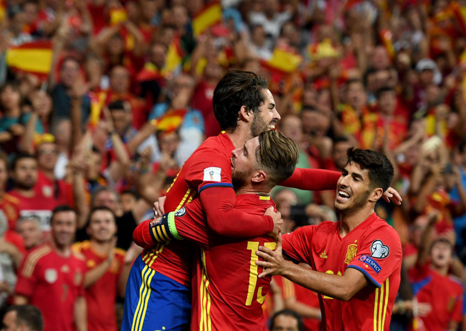 4. Tây Ban Nha (tỷ lệ 1 ăn 7): La Furia Roja được thế giới bóng đá tung hô vì đang tái hiện hình ảnh của đội bóng bất khả chiến bại như ở kỷ nguyên tiki-taka khi xưa. Dưới thời HLV Julen Lopetegui, họ chưa phải chịu thất bại nào, đồng thời dễ dàng giành vé đến VCK World Cup 2018. Lopetegui đang có lứa cầu thủ đã theo ông nhiều năm từ các lứa trẻ. Trước khi dẫn dắt ĐTQG, Lopetegui từng trải qua 4 năm làm việc với các đội tuyển U19, U20 và U21. "Bò tót" có sự xen lẫn mềm mại giữa kinh nghiệm của những lão tướng (Iniesta, Ramos, Pique, Silva) và nhiệt huyết, khát vọng của cầu thủ trẻ. La Furia Roja không phải dựa vào bất kỳ cá nhân kiệt xuất nào, mà phát huy sức mạnh của cả tập thể. Hàng tiền vệ Tây Ban Nha được đánh giá mạnh nhất nhì thế giới.