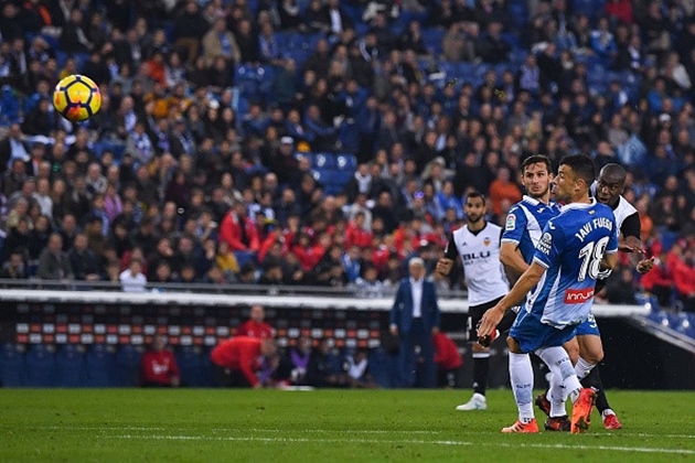 Trong khi Valencia còn đang thi đấu bế tắc, Geoffrey Kondogbia tỏa sáng với một siêu phẩm cứa lòng từ ngoài vùng cấm đưa đội khách vượt lên dẫn trước một cách đầy bất ngờ ở phút 67.