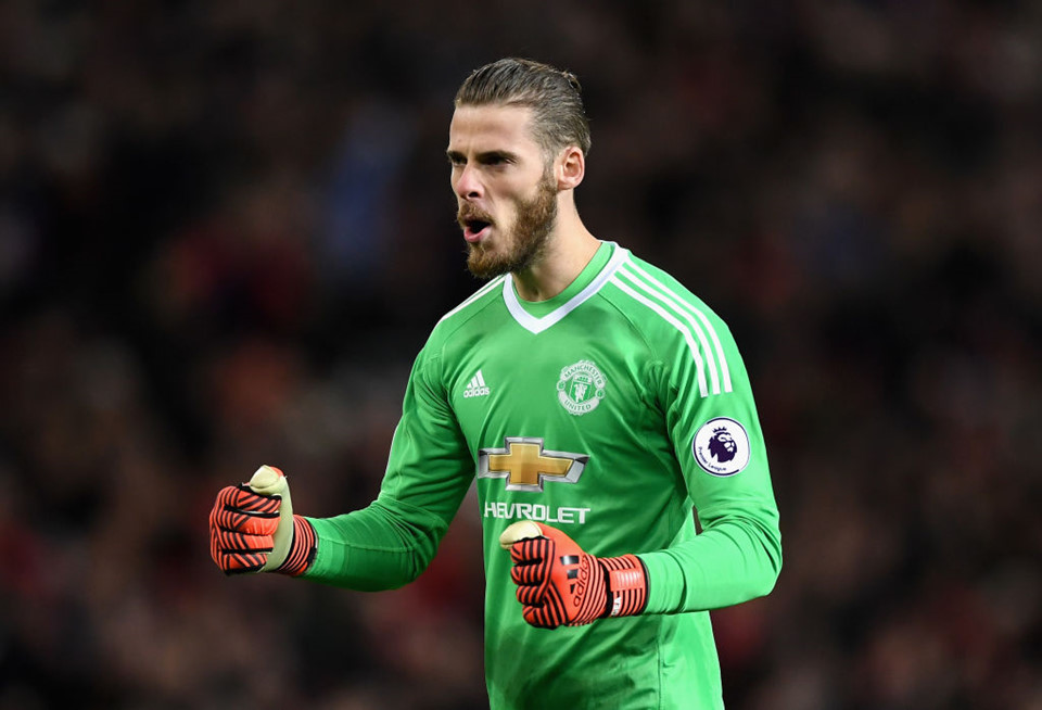 David de Gea (thủ môn): Kể từ sau Peter Schmeichel và Edwin Van der Sar, MU tiếp tục sở hữu một trong những thủ môn hay nhất thế giới. De Gea hiện là sự lựa chọn số một cho khung thành đội chủ sân Old Trafford và luôn đem đến sự yên tâm cho đồng đội bằng những pha cứu thua xuất sắc.